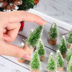 Festive mini trees - Breng in één keer warme kerstsfeer in huis met 8 mini kerstboompjes in verschillende formaten.
