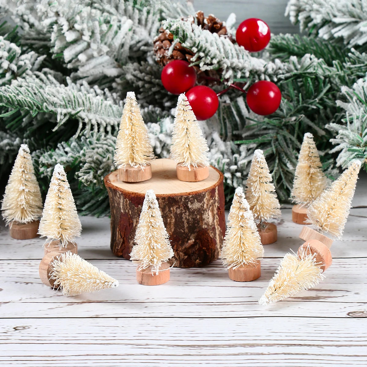 Festive mini trees - Breng in één keer warme kerstsfeer in huis met 8 mini kerstboompjes in verschillende formaten.