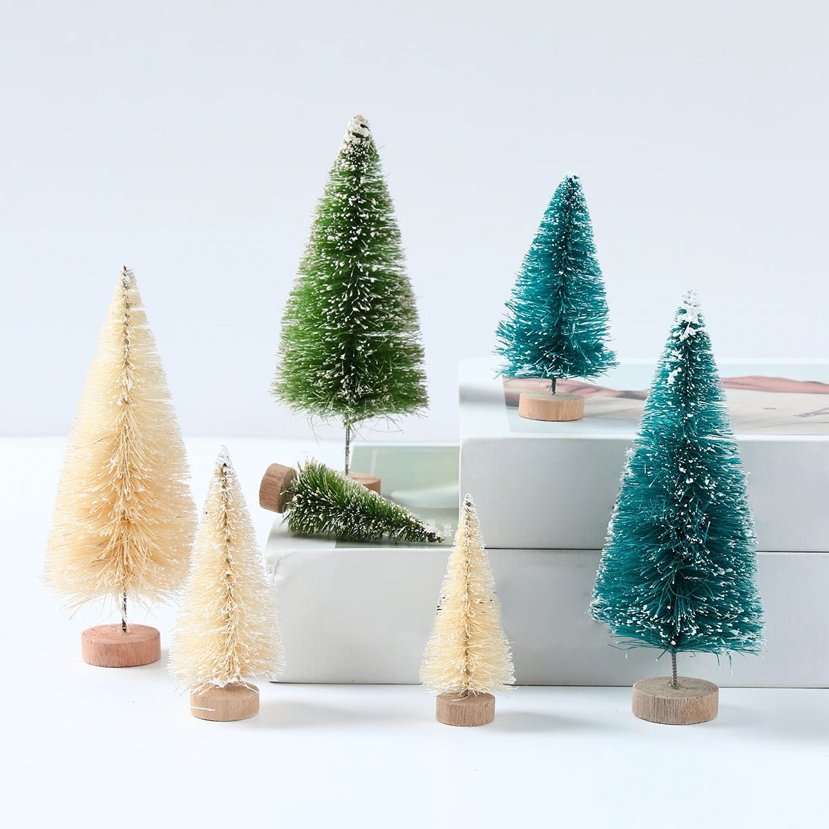 Festive mini trees - Breng in één keer warme kerstsfeer in huis met 8 mini kerstboompjes in verschillende formaten.