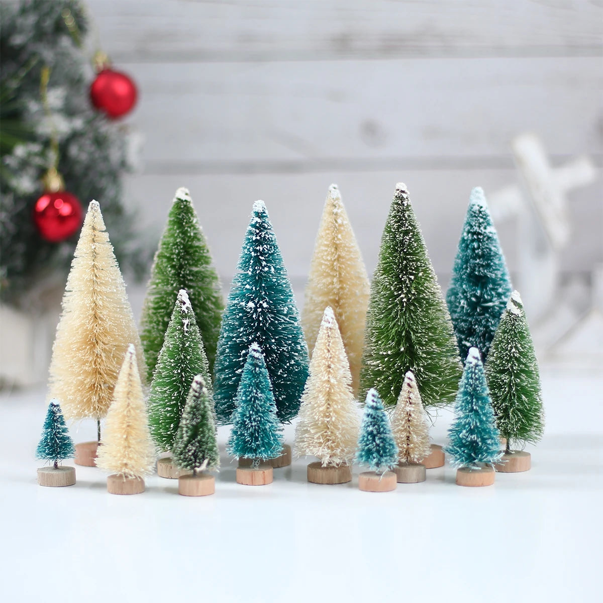 Festive mini trees - Breng in één keer warme kerstsfeer in huis met 8 mini kerstboompjes in verschillende formaten.