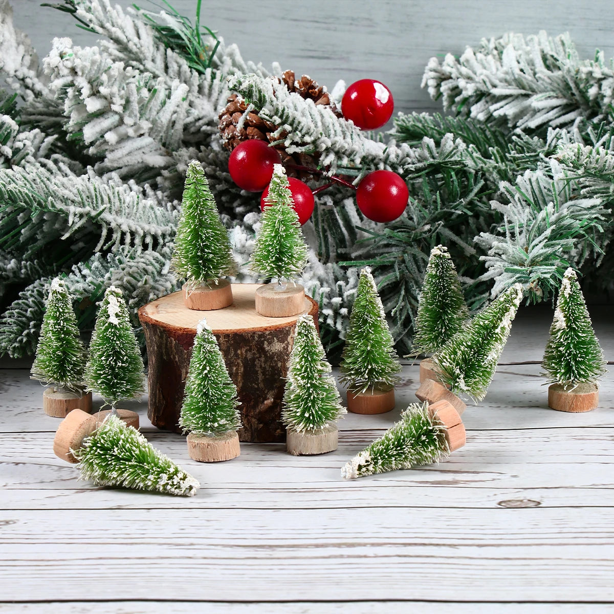 Festive mini trees - Breng in één keer warme kerstsfeer in huis met 8 mini kerstboompjes in verschillende formaten.