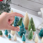 Festive mini trees - Breng in één keer warme kerstsfeer in huis met 8 mini kerstboompjes in verschillende formaten.