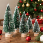 Festive mini trees - Breng in één keer warme kerstsfeer in huis met 8 mini kerstboompjes in verschillende formaten.