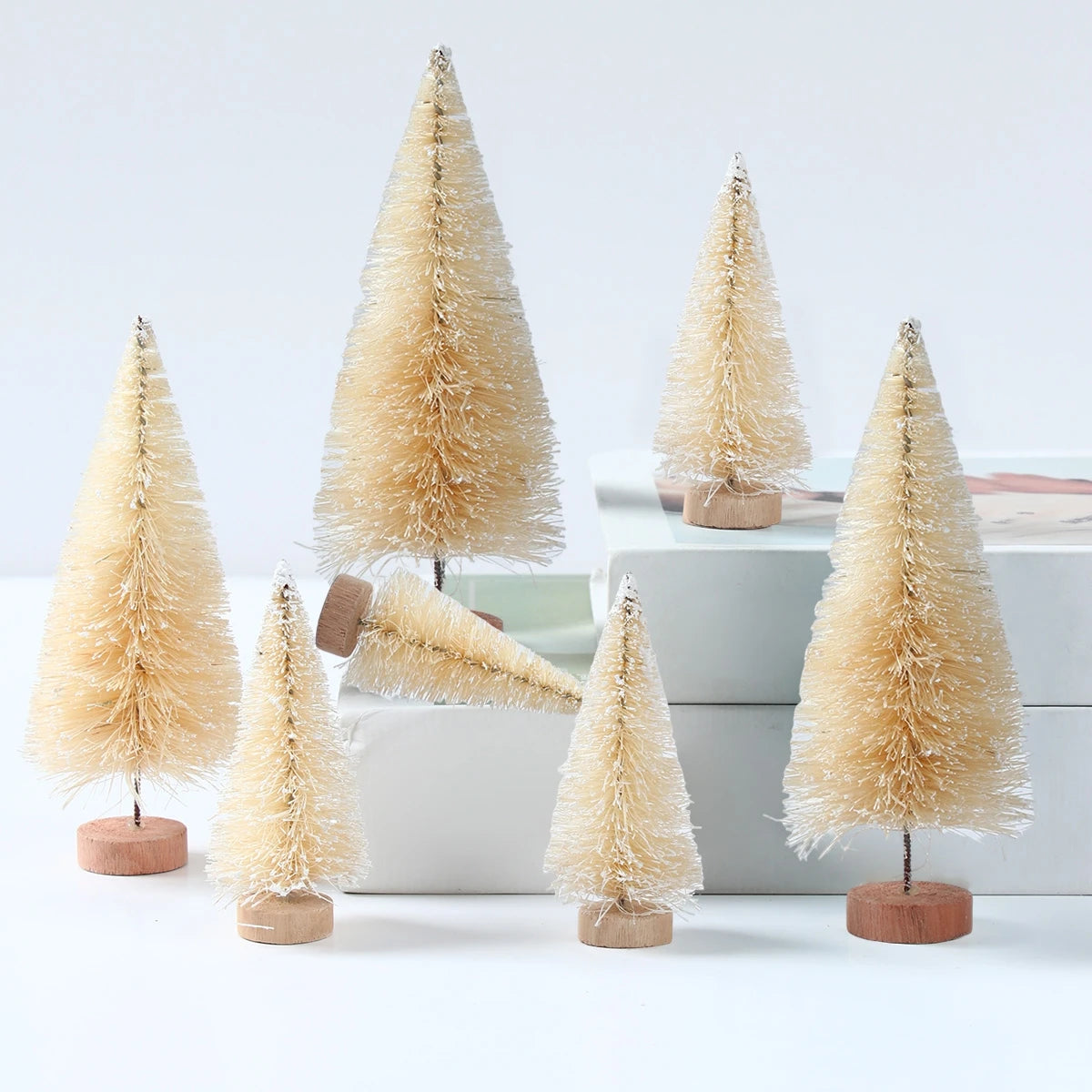 Festive mini trees - Breng in één keer warme kerstsfeer in huis met 8 mini kerstboompjes in verschillende formaten.